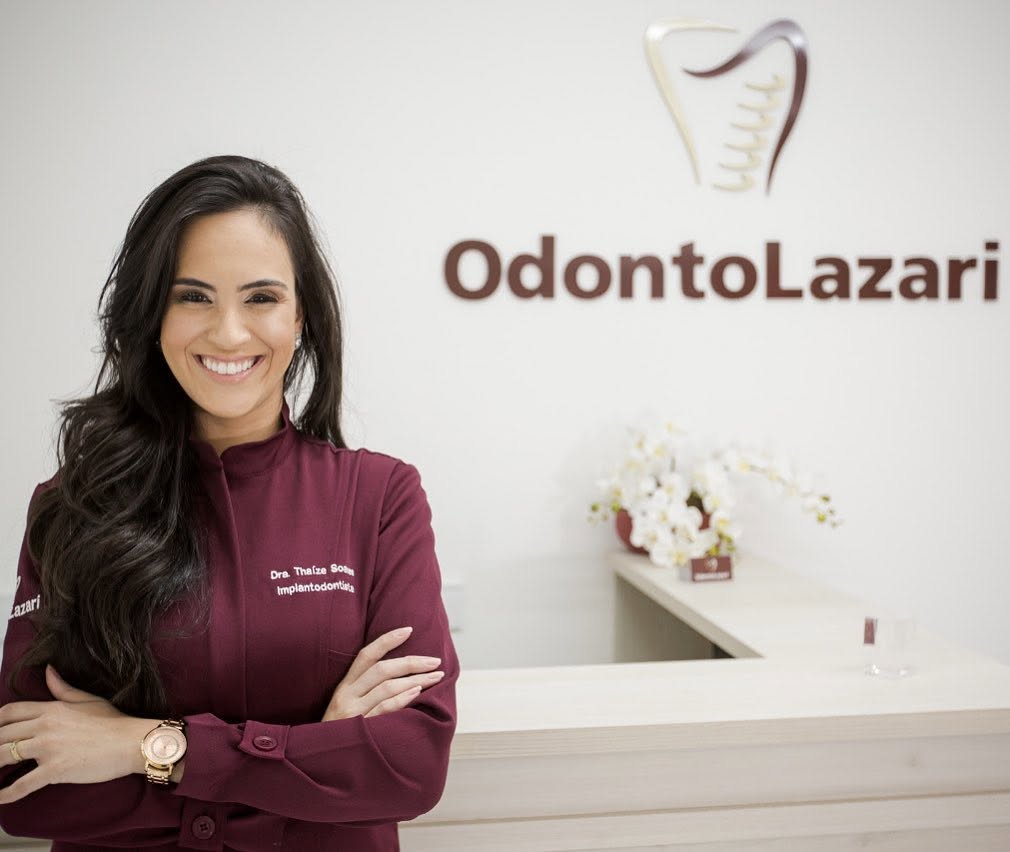 Dra. Thaize Soares na recepção da OdontoLazari